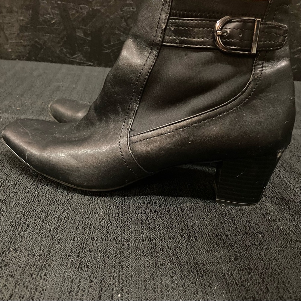 9.5 black ankle booties with chunky 3in heel East 5th brand. Flex line.
